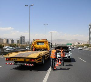 امداد کرمان موتور در کنار بزرگراه شهری؛ تیم با جلیقه و مخروط ایمنی