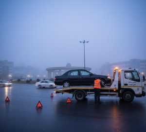 یدک‌کش چرخ‌بر کرمان موتور در صادقیه با چراغ هشدار روشن