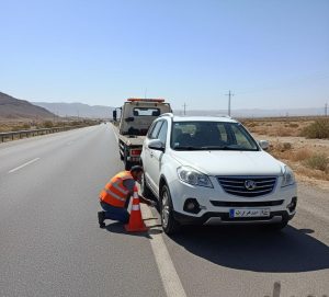 امداد خودرو لیفان X60 متوقف شده در حاشیه جاده بین‌شهری